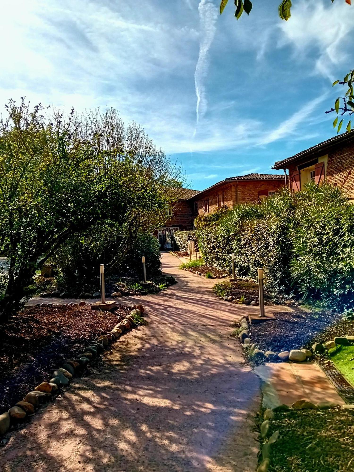 Logis Domaine De Peyrolade Bed and Breakfast Daux Exteriör bild